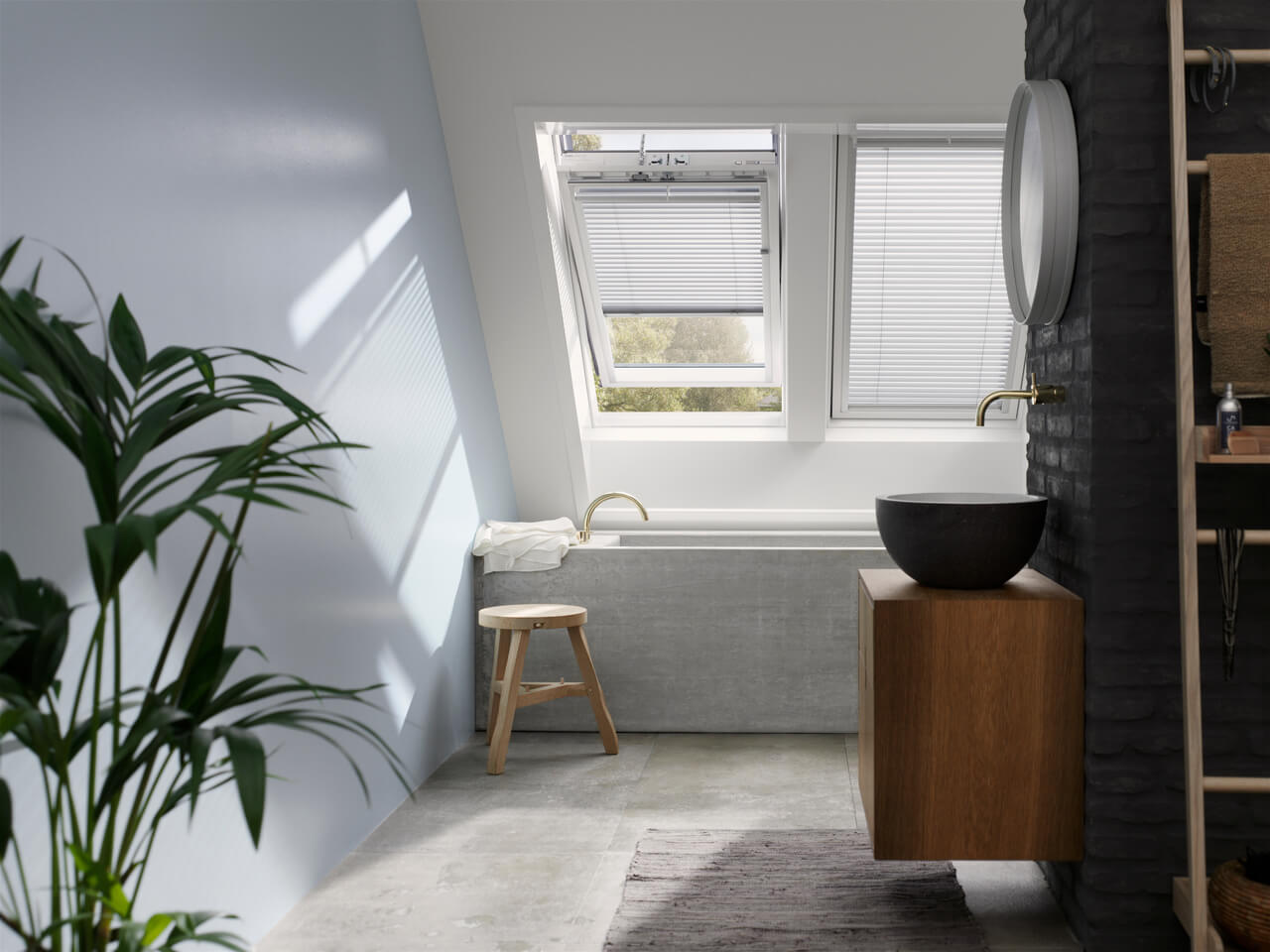 Une salle de bains confortable et lumineuse